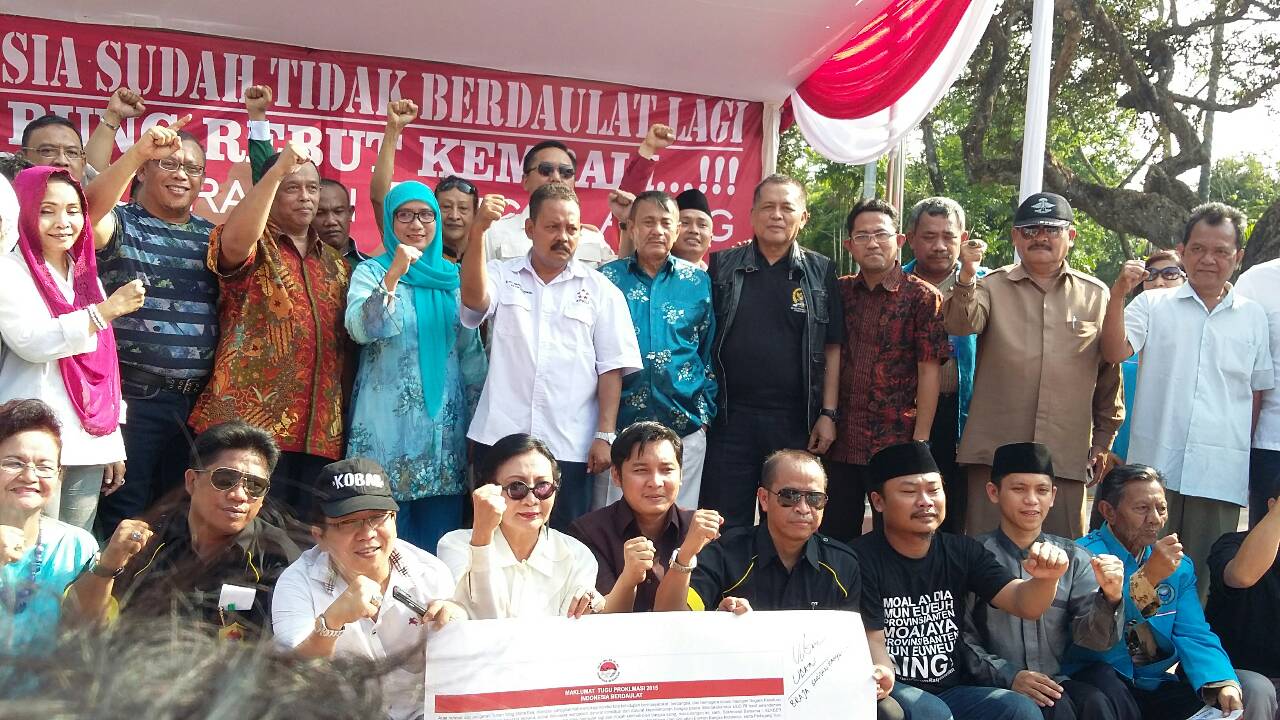 Aktivis dan Tokoh Nasional Berfoto Bersama Usai Melakukan Orasi Dalam Apel Akbar Menjahit Kedaulatan Bangsa di Tugu Proklamasi, Jakarta, Rabu (18/11). 