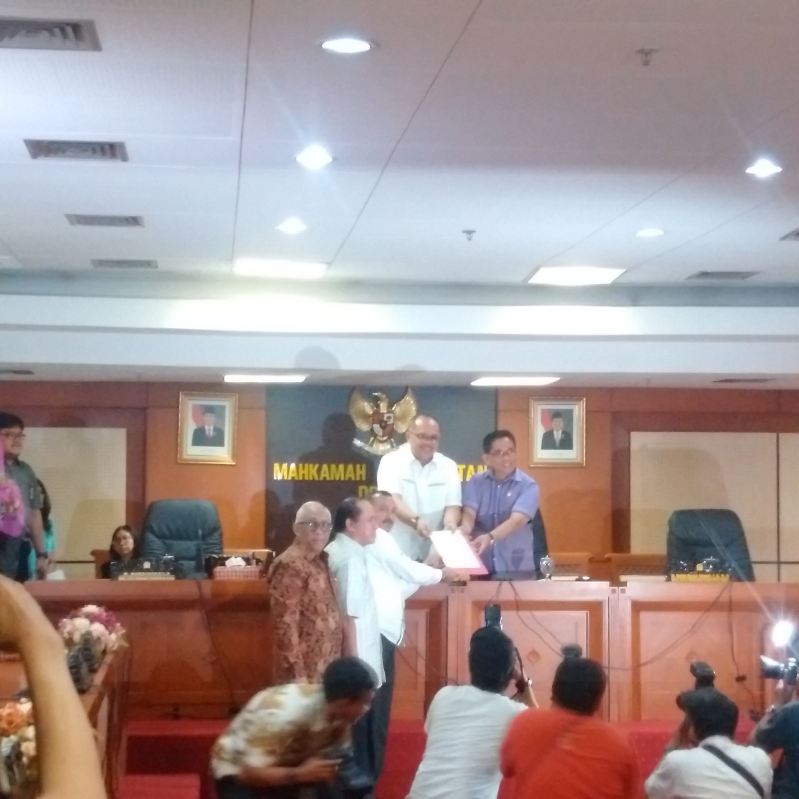 Wakil Ketua MKD DPR RI, Junimart Girsang Menerima Lampiran Pernyataan Sikap Gerakan Selamatkan NKRI di Ruang MKD, Jumat (27/11). 
