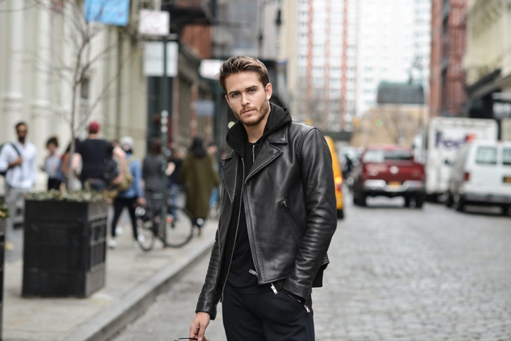 Benarkah Pakai Baju Dan Aksesori Gelap Sebabkan Kelainan Kulit?