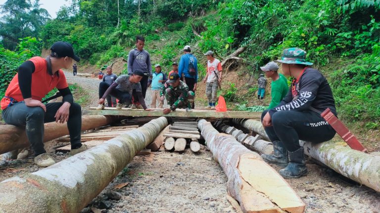 Jembatan JIPP Putus Karena Longsor, Yonif 645/Gty Bangun Jembatan Darurat Bersama Warga