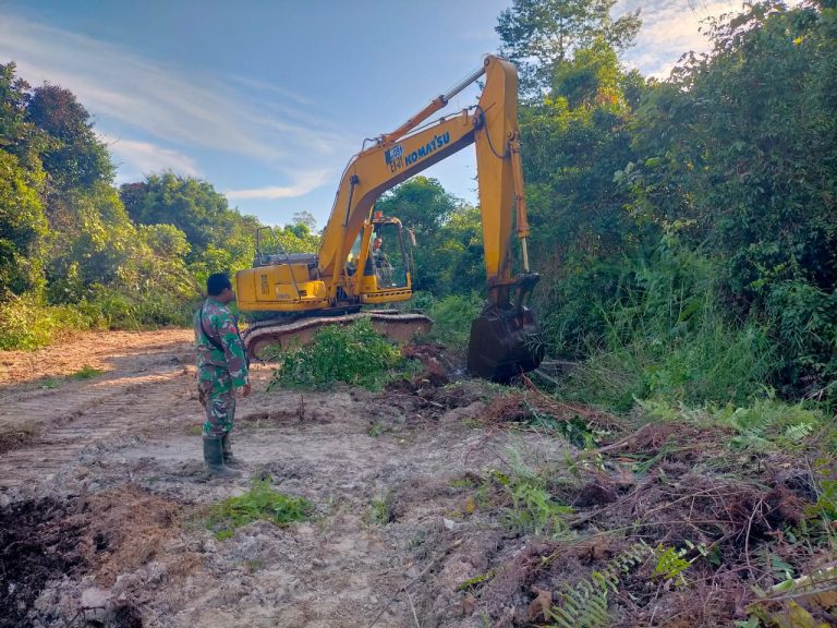 Personel Satgas TMMD, Awasi Operator Alat Berat Untuk Pembukaan Jalan Di Barsel