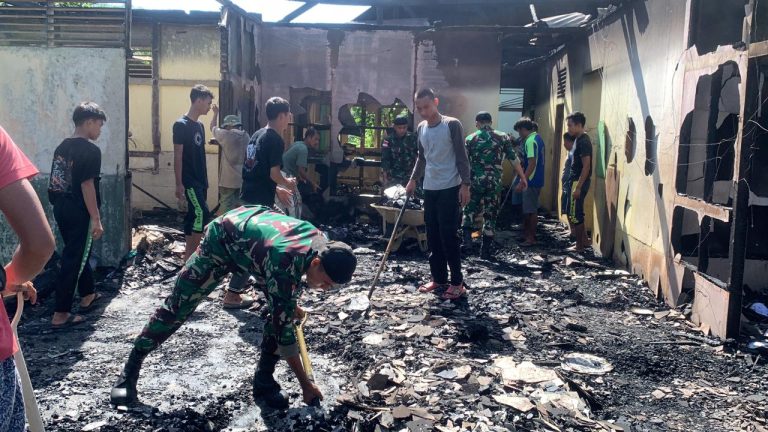 Pasca Kebakaran, Prajurit Yonif 645/Gty Bantu Bersihkan Puing-Puing Ponpes Al-Mizan