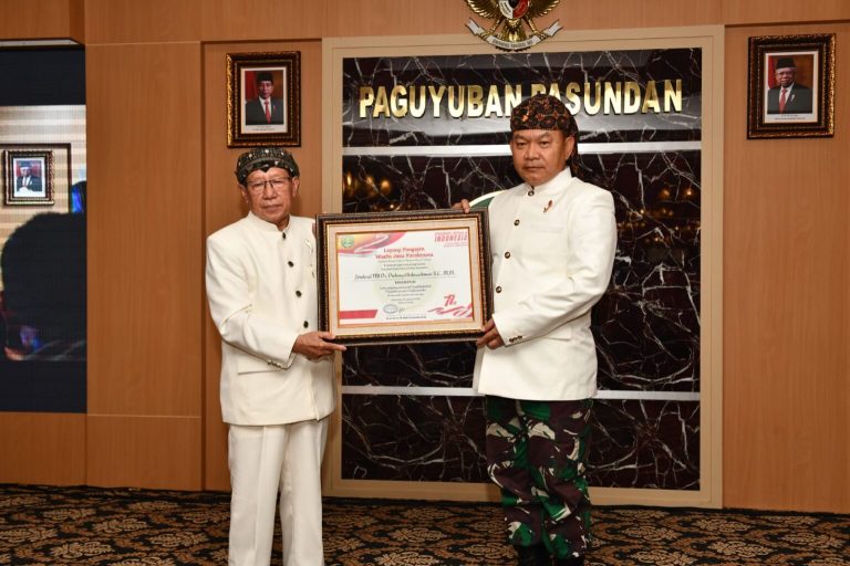 Jenderal Dudung Abdurrachman Dapat Gelar Adat Dari Paguyuban Pasundan