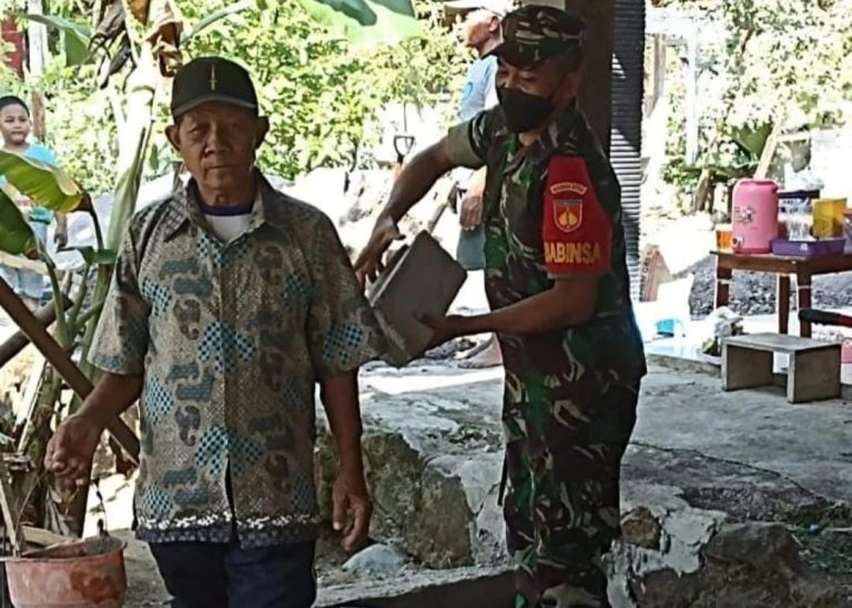 Bantu Bangun Rumah, Cara Babinsa Koramil Sambi Ringankan Beban Warga