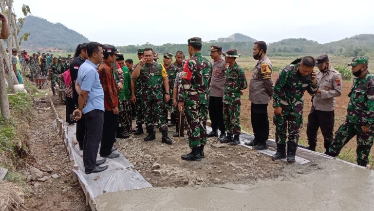 Ketua Tim Wasev Mabesad: Jalan yang Dibangun TMMD Kodim Jepara Jangan Diportal Biar Perekonomian Lancar!