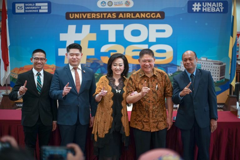 Hebat, Raih Rekor Muri Karena Sekeluarga Jadi Alumni Ilmu Hukum Unair