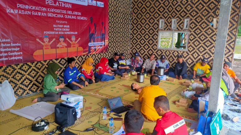 Peringati HUT Emas, IKA FISIP Unair Beri Pelatihan Kapasitas Relawan Destana KRB Gunung Semeru