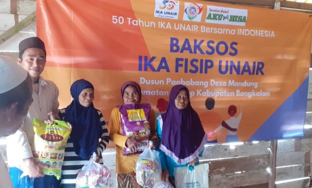 Penyerahan bantuan paket sembako kepada para lansia dan janda renta di aula TK Madrasah Raudlatul Khaziny Desa Mandung Kecamatan Kokop Kabupaten Bangkalan, Madura, Minggu (20/11/2022). Kegiatan ini diselenggarakan IKA FISIP Unair bekerjasama dengan komunitas filantropi GPAB regional Bangkalan dalam rangka memperingati 50 Tahun IKA Unair. (foto: sudi/cakrawarta).