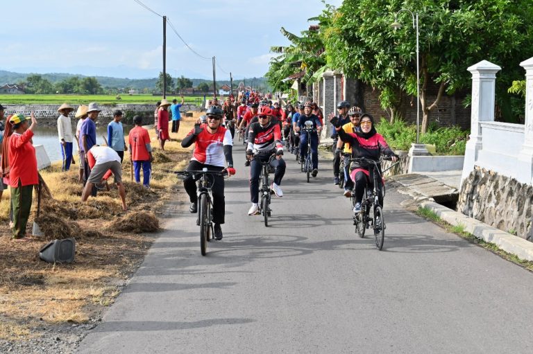 Kampanyekan Hidup Sehat, Dandim Dan Bupati Gowes Bareng Sapa Warga Desa