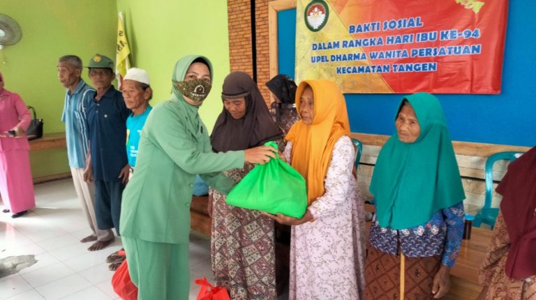 Peringati Hari Ibu Ke-94, Ibu Danramil Tangen Bagikan Paket Sembako