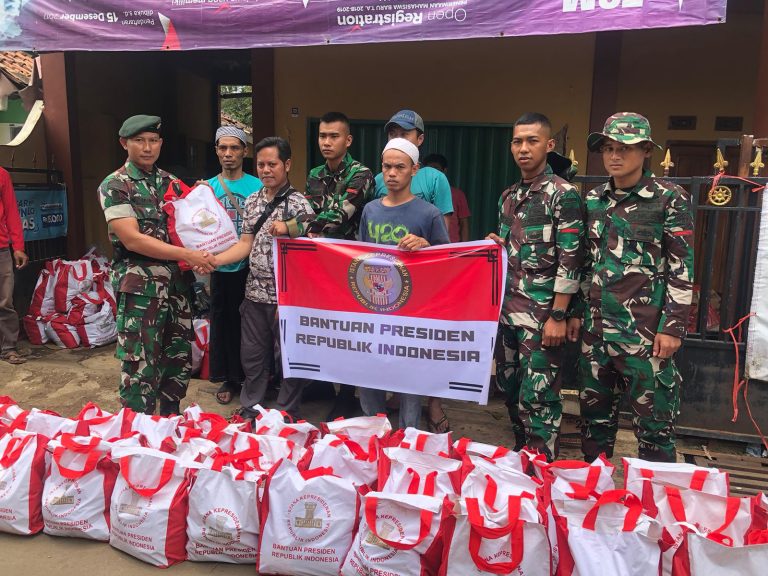Prajurit Raider 300/BJW Distribusikan Bantuan Presiden Jokowi Pada Korban Gempa Cianjur