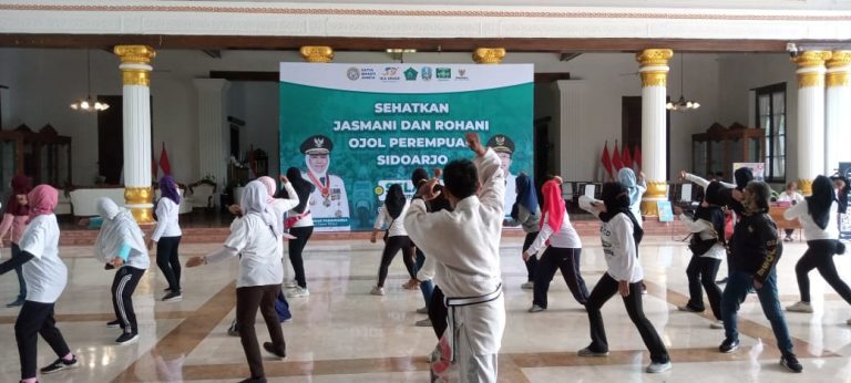 Perampasan Motor Marak, IKA Unair Beri Pelatihan Bela Diri Ratusan Ojol Perempuan