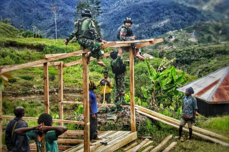 Masyarakat Mbua Alami Susah Air, Ksatria Kostrad Bilang: “Sumber Air Su Dekat!”