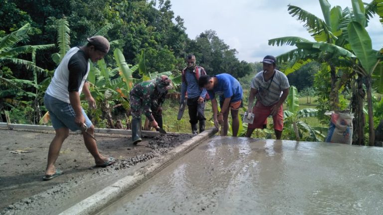 Bukti Kemanunggalan TNI-Rakyat, Babinsa Bersama Masyarakat ‘Ngecor’ Jalan
