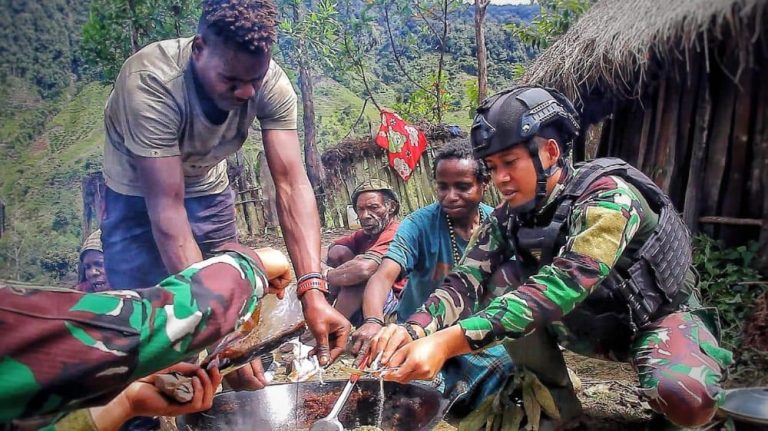 “Master Chef” KOSTRAD ‘Berulah’, Warga Mbua Kenyang!