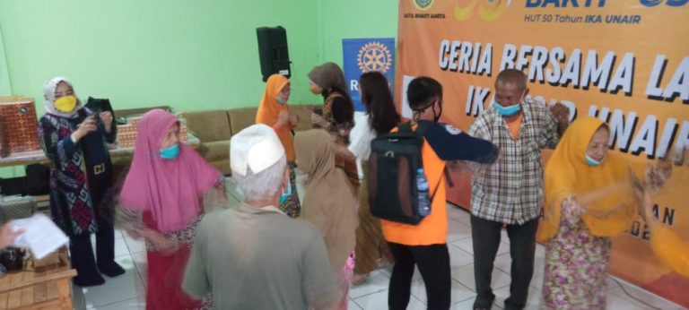 Ketika Eyang-Eyang Bergoyang Bersama IKA FISIP Unair