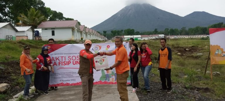 IKA FISIP Unair Bantu Warga Relokasi Terdampak Semeru