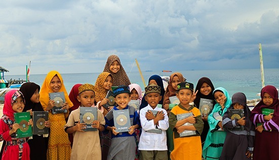 Banyak Santri  Butuh, LAZNAS WIZ Distribusikan Mushaf Qur’an ke Pulau Kodingareng