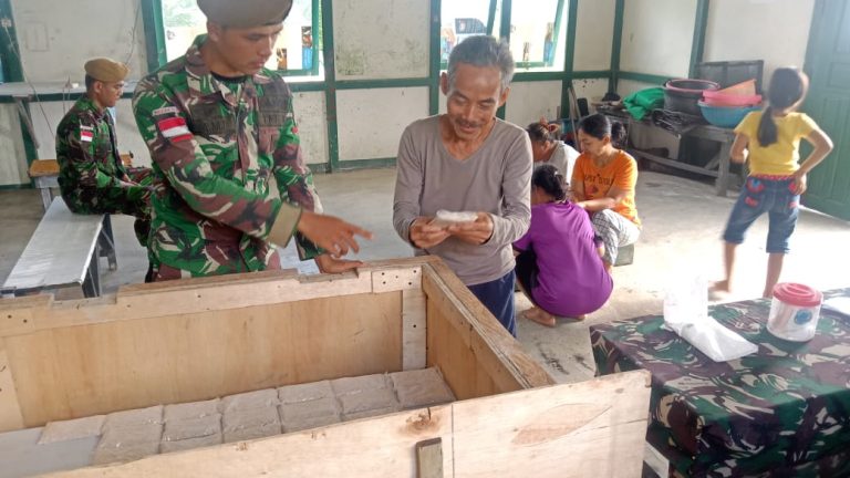 Tingkatkan Ekonomi, Prajurit Yonarmed 19/105 Ajari Warga Perbatasan Cara Buat Tempe