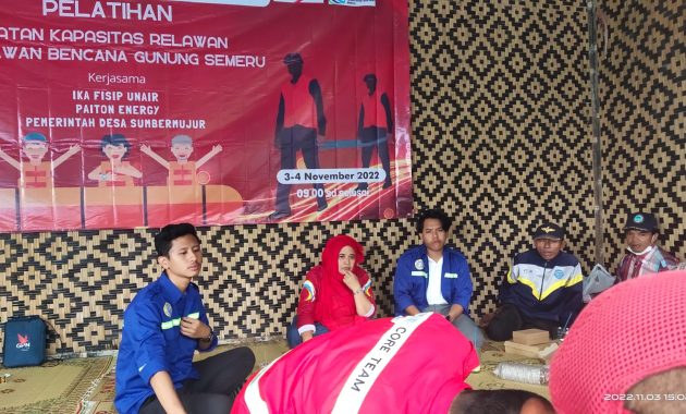Panitia acara pelatihan Kebencanaan IKA FISIP Unair, Paiton Energy dan Pemdes Sumbermujur Kecamatan Candipuro Kabupaten Lumajang menemani para peserta yang merupakan relawan bencana desa setempat yang berada di kawasan rawan bencana (KRB) Gunung Semeru, Kamis (3/11/2022). (foto: istimewa)