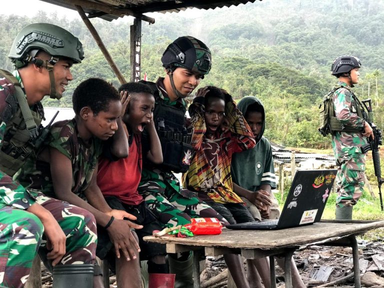 Kobarkan Nasionalisme Anak Papua, Prajurit Kostrad Gelar Nobar Film “Merah Putih Memanggil”