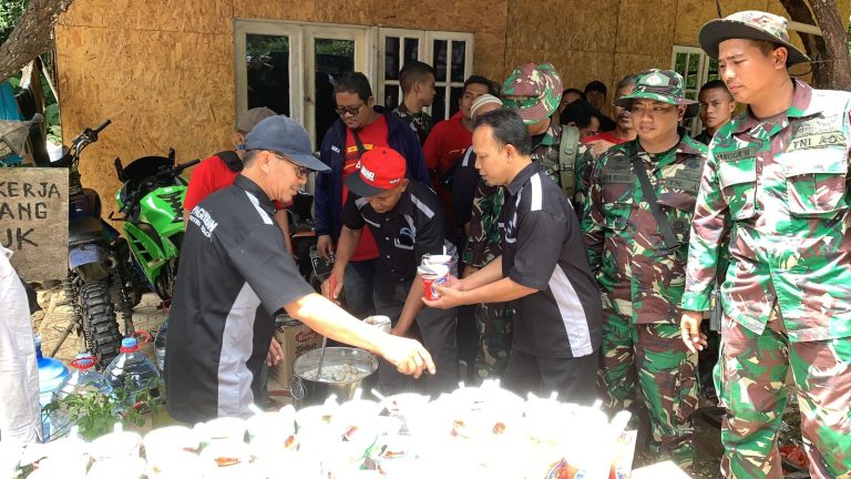 Melihat Aksi Kemanusiaan Yonif Raider 300/BJW Masak Langsung Di Posko Pengungsi Terisolir Cianjur