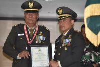 Danrem 081/DSJ Kolonel Inf Deni Rejeki memimpin acara tradisi Wisuda Purnawira Perwira yang digelar di Aula Jenderal Sudirman Makorem, Jl. Pahlawan No. 50 Kota Madiun, Selasa (13/12/2022).