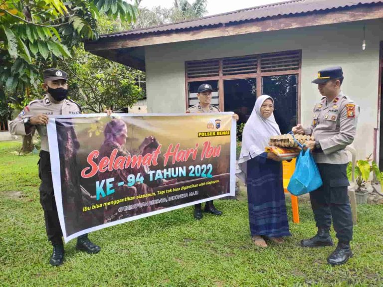 Peringati Hari Ibu, Kapolsek Benai dan Pangean Beri Bantuan Kepada Para Ibu Tulang Punggung Keluarga