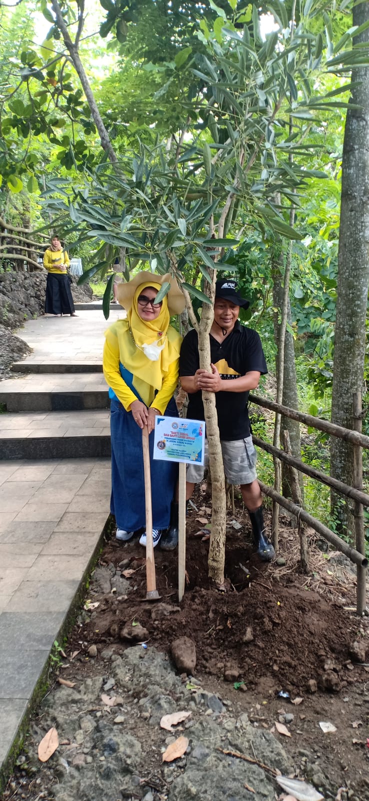 Peduli Lingkungan Dan Cegah Longsor, Alumni Unair Hijaukan Gunung Budheg