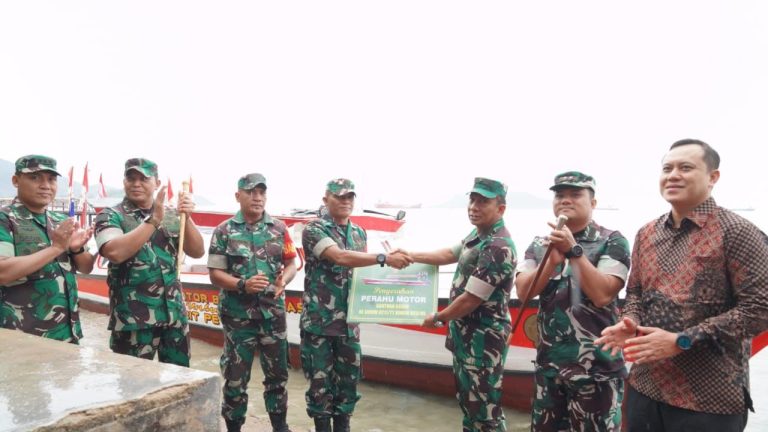 Kasdam I/BB Serahkan Bantuan Perahu Motor Ke Pulau Mursala