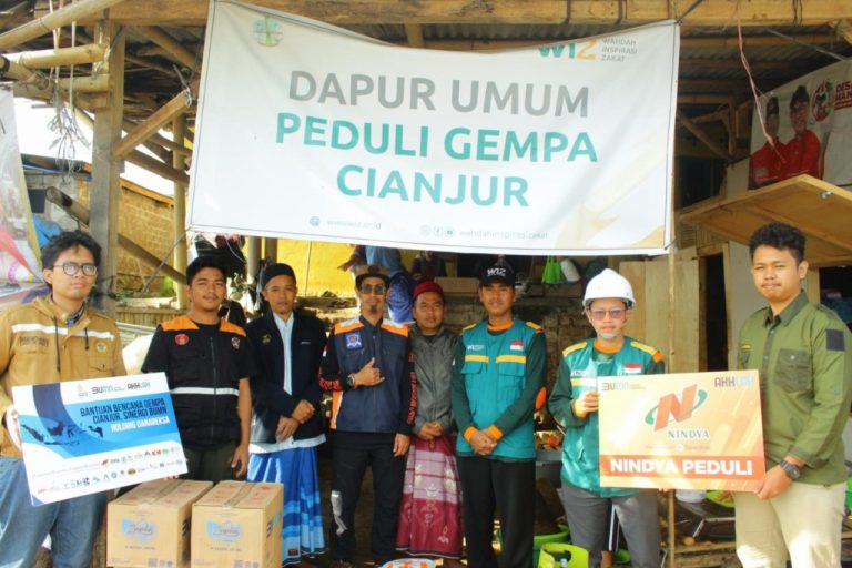 Jumat Berkah, LAZNAS WIZ Serahkan Paket Sembako Hasil Kolaborasi Pada Pengungsi Gempa Cianjur