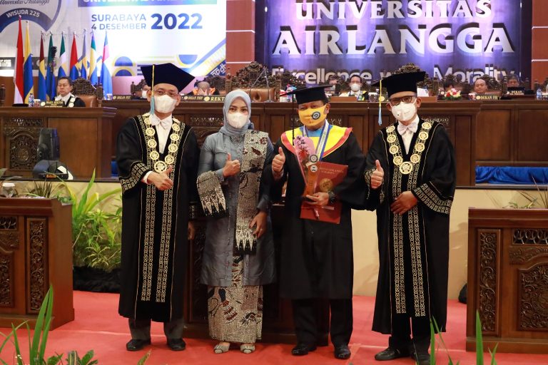 Kuliah Sambil Jabat Kapolda Jatim, Irjen Toni Jadi Wisudawan Terbaik Di Unair