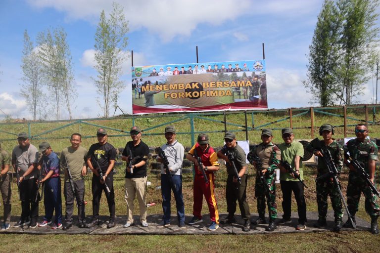 Jaga Solidaritas dan Integritas Danyonif 10 Marinir/SBY Laksanakan Menembak Bersama Forkopimda
