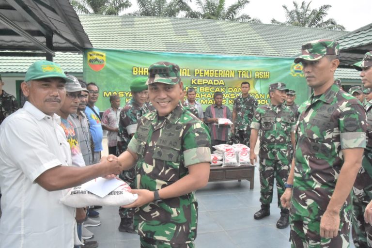 Kasdam I/BB Berikan Tali Asih Pada Para Abang Becak di Sibolga