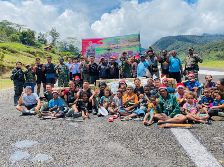 Antusiasme Masyarakat Kiwirok Sambut Bantuan Pangdam XVII/Cenderawasih