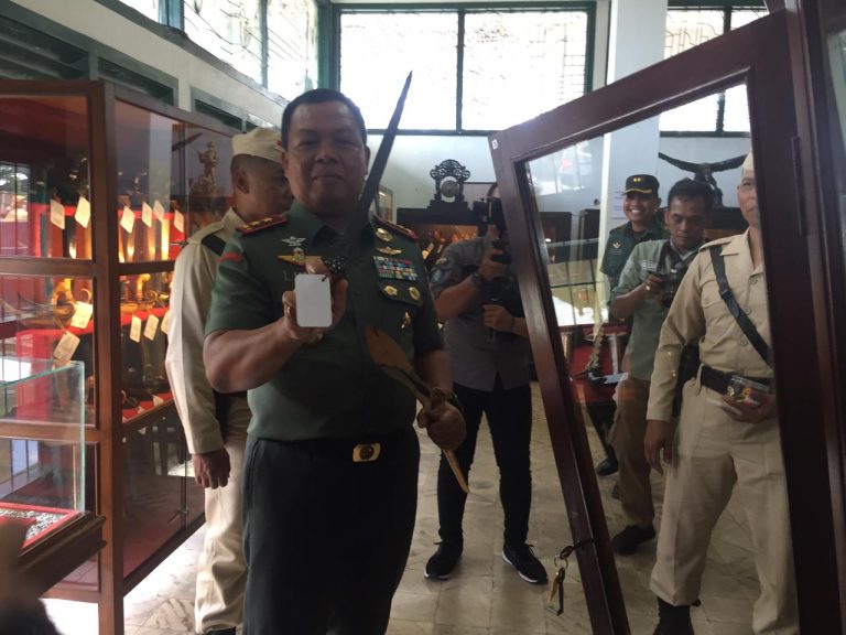 Pegang Keris di Museum Brawijaya, Mayjen Farid Makruf Teringat Senjata Tadulako