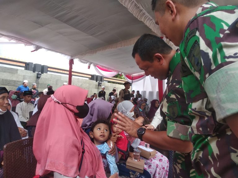 Kunjungi Pesantren Habib Husein Baagil, Pangdam V/Brawijaya Santuni Penderita Stunting dan Anak Yatim