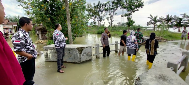 Peduli, BAPERA Jateng dan Grobogan Turun Bantu Korban Banjir Bandang