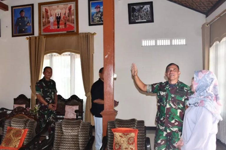 Danrem 081/DSJ Kagumi Keaslian Rumah Masa Kecil Panglima TNI