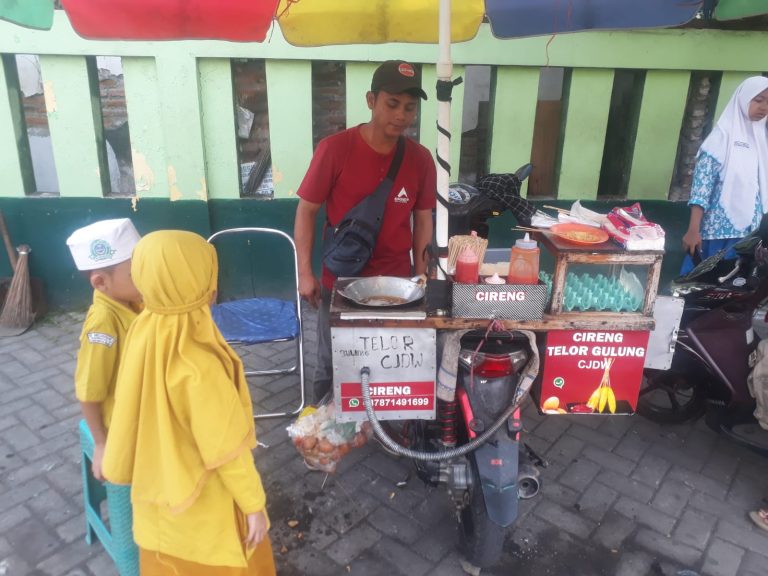 Jualan Telur Gulung Depan SD, Pemuda Desa Ini Beromset Hampir 1 Juta Sehari