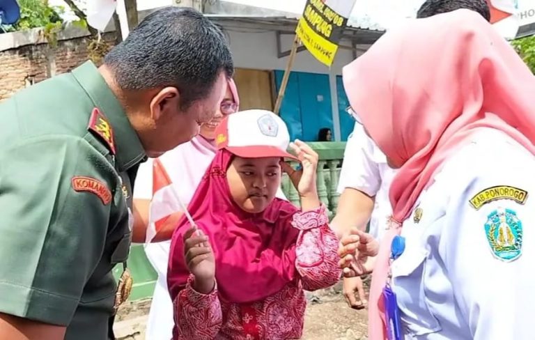 Kunker Ke Ponorogo, Pangdam Mayjen Farid Makruf Doakan Siswi Berkebutuhan Khusus