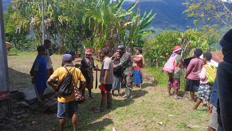 Hilangkan Trauma Masyarakat Pasca Konflik, Danramil Dan Babinsa Kiwirok Kunjungi Kampung Apom