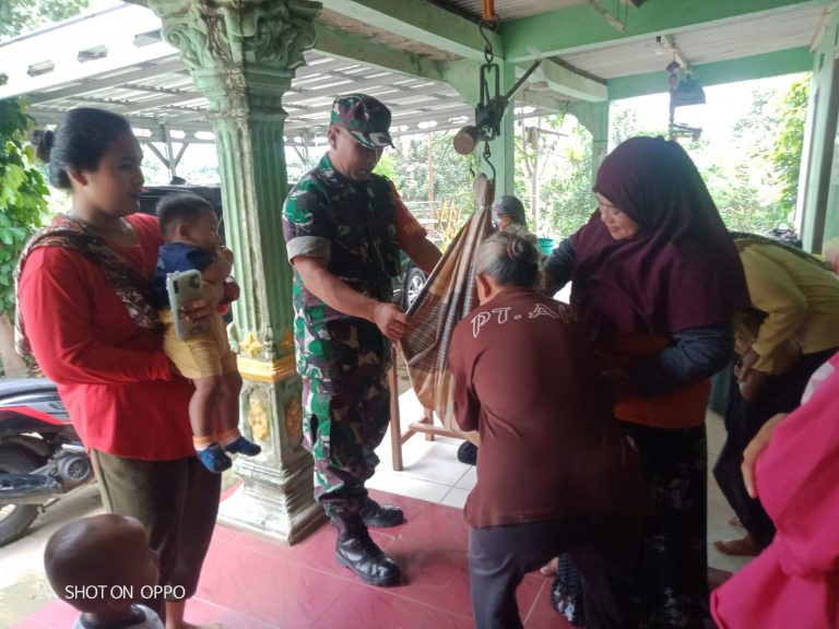 Wujudkan Balita Sehat, Babinsa Terjun Bantu Posyandu