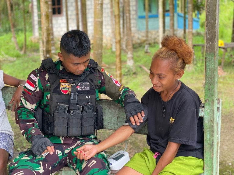 Peduli, TNI AD Berikan Pelayanan Kesehatan Gratis Di Perbatasan RI-PNG