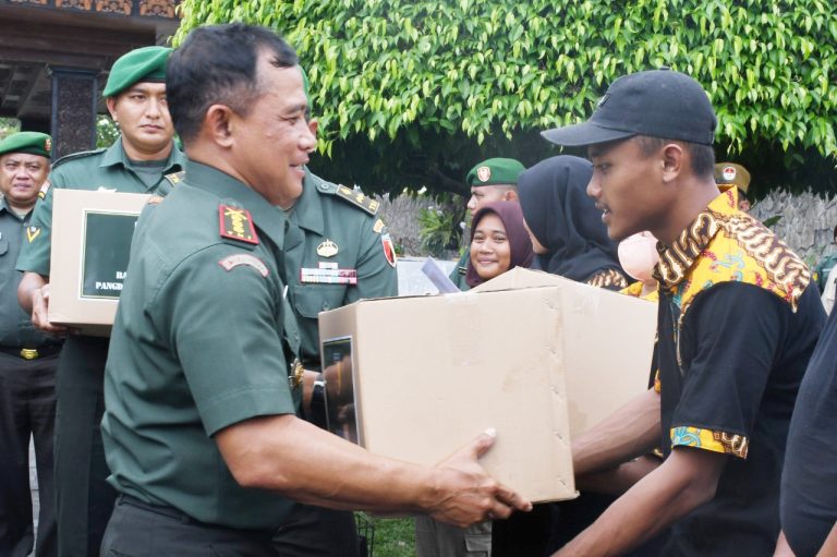 Serahkan Bansos dari Pangdam V Brawijaya, Danrem 081/DSJ: Beliau Selalu Peka Pada Kesulitan Masyarakat!