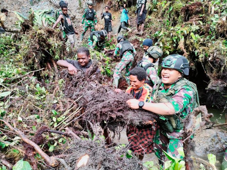 Satgas Yonif Raider 321/GT Gercep Perbaiki Jalan Tertutup Dampak Longsor, Aktivitas Masyarakat Kembali Lancar