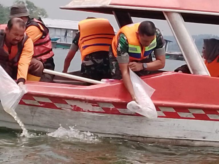 Bantu Warga Terdampak Bencana Ikan Mati, Danrem Tebar 10.000 Nila Di Waduk Kedung Ombo