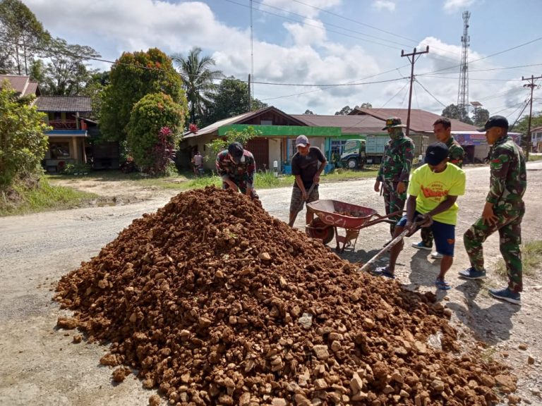 Peduli, Personil Yonif 645 Perbaiki Jalan Berlubang Di Perbatasan RI-Malaysia