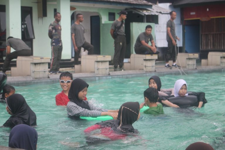 Yonif Raider 300/Bjw Bantu Anak Korban Gempa Cianjur Lakukan Trauma Healing