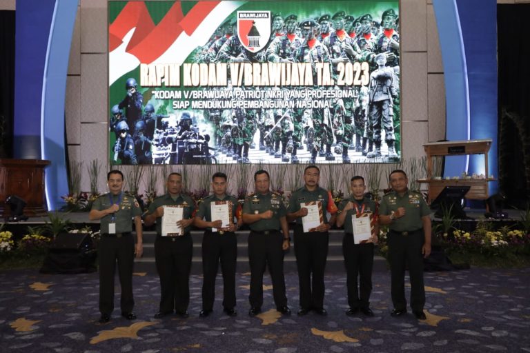 Pangdam V Brawijaya Mayjen Farid Makruf Beri Penghargaan Prajurit Berprestasi